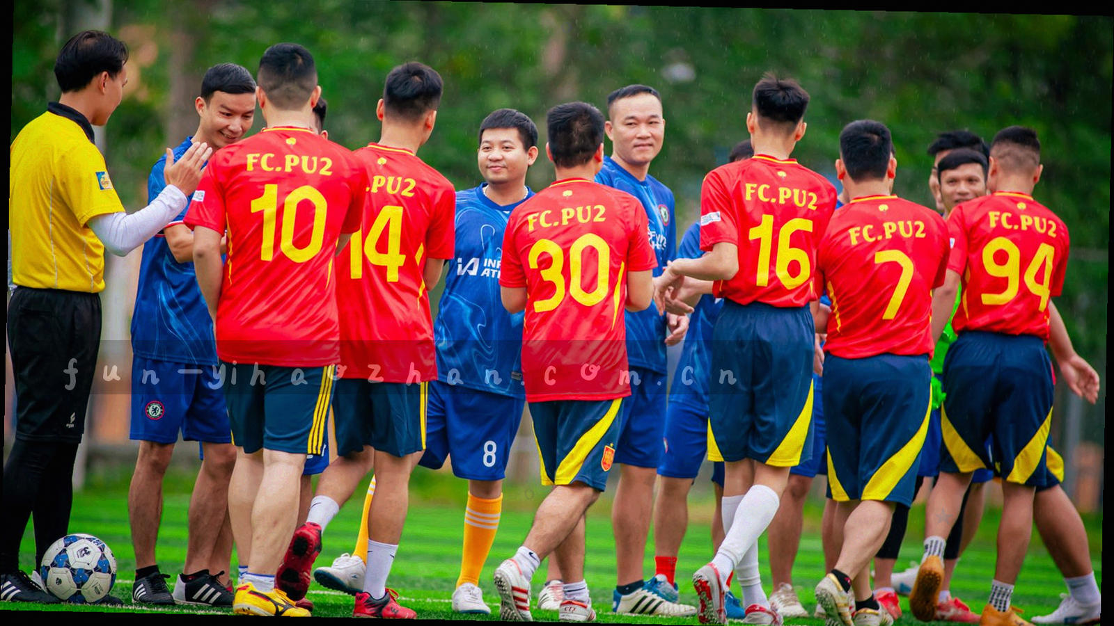 半透明玻璃层中流动的光点轨迹，被一圈柔光围住